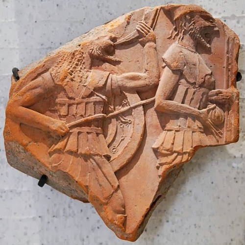 600px-Frieze_plaque_hoplites_Louvre_CA1748 (1)