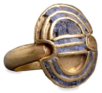 Χρυσό δαχτυλίδι με απεικονίσh ασπίδας Διπύλου (Κρήτη, 1550-1500 π.Χ. Image may be copyrighted