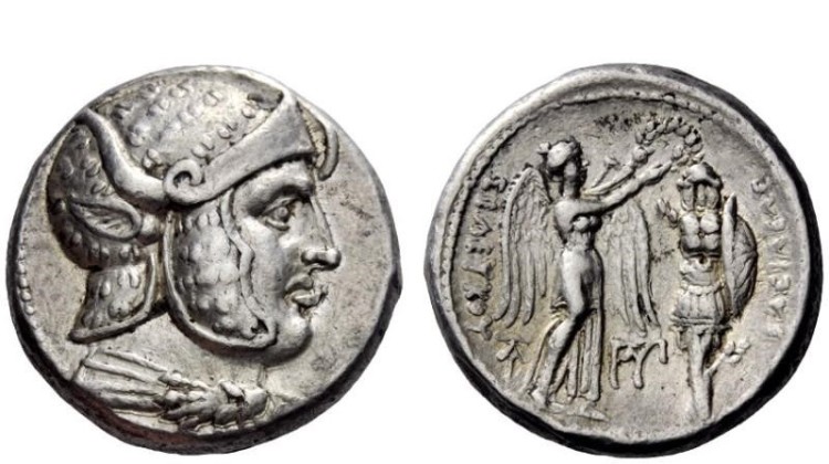 Νόμισμα του Σελευκιδικού Βασιλείου (305-295 πΧ) την εποχή της Βασιλείας του Σέλευκου Ά Νικάτωρος. Στην μια πλευρά εικονίζεται ο Μέγας Αλέξανδρος με ανοικτό κερασφόρο κράνος αττικού τύπου καλυμμένο με δέρμα πάνθηρα. Στην άλλη πλευρά η Θεά Νίκη στεφανώνει ένα τρόπαιο θριάμβου. Στην εικονιζόμενη πανοπλία διακρίνεται ο ανατομικός μυώδης θώρακας , οι δερμάτινες πτέρυγες και η κοίλη – Οπλιτικού τύπου- ασπίδα με το αστέρι της Μακεδονικής Δυναστείας. Πηγή φωτογραφίας: http://www.coinarchives.com/. Image may be copyrighted.